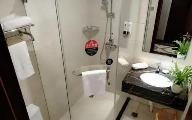 Home Inn (Nanjing South Railway Station Mingfa Plaza Metro Station)