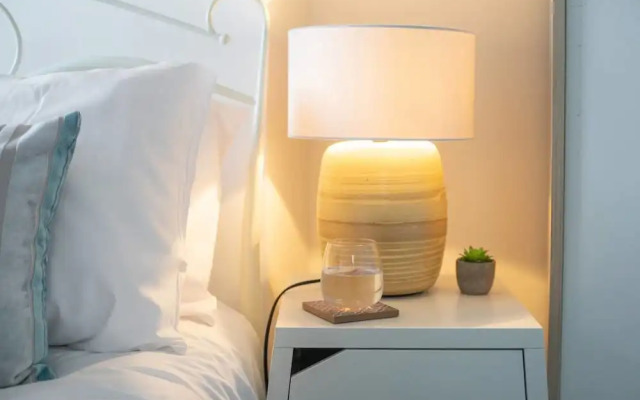 Quiet Residential Apt N/gloucester Road Sleeps 4