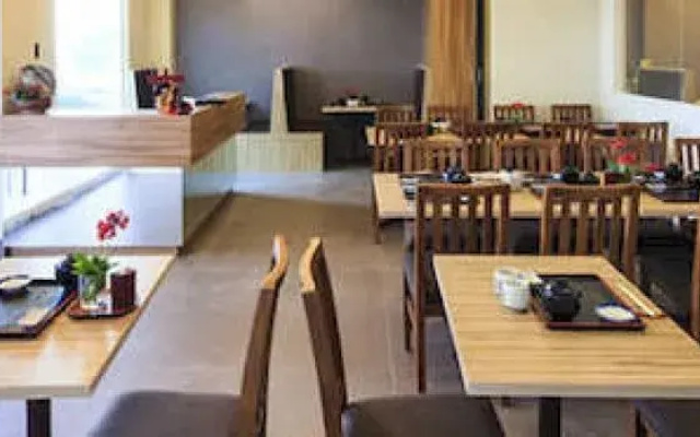 Microtel Inn & Suites By Wyndham South Forbes Near Nuvali