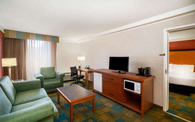 La Quinta Inn & Suites by Wyndham Nashville Airport/Opryland