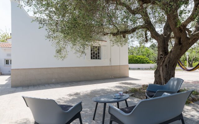 Villetta Dalia Con Giardino by Wonderful Italy