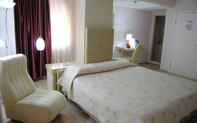 Theranda Hotel