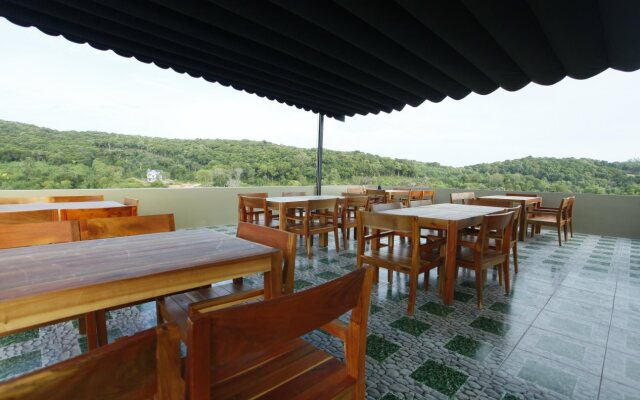 Golden Daisy Hotel