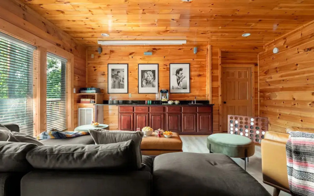 Cades Cove by Avantstay Treetop Haven in Smokey Mountains w/ Hot Tub, Game Room & Home Theatre