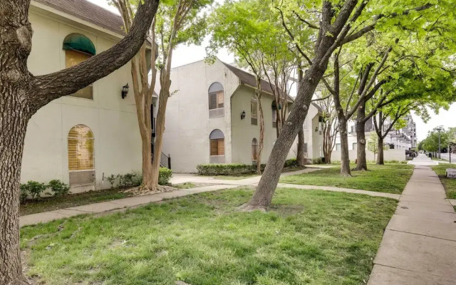 Serene Dallas Condo w/ Pool - Walkable Location!