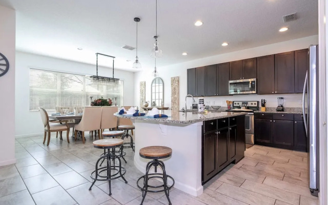 Spacious 6-bedroom Retreat Near Disney Parks