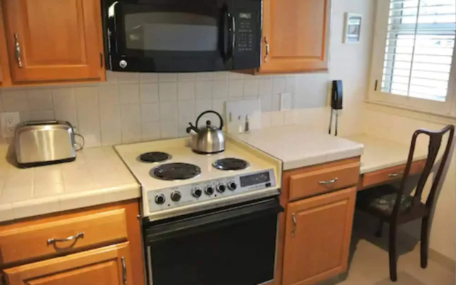 Cow Hollow Inn & Suites