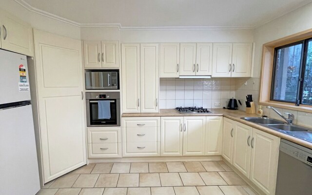 Stylish Retreat at Wheelers Hill 5BRM
