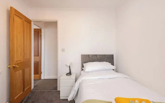 4 bed House - Private Garden - Free Parking