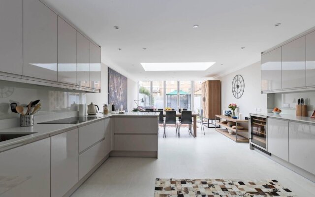 Gorgeous 5BR home with garden and parking in Battersea