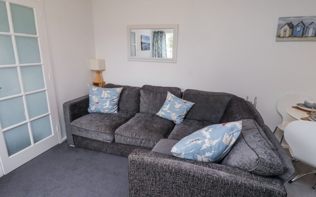 51 Longstone Park