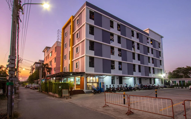 Salinsiri at Lat Krabang