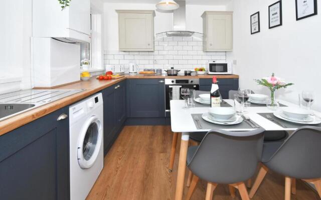 Orion House - sleeps 6, driveway, garden