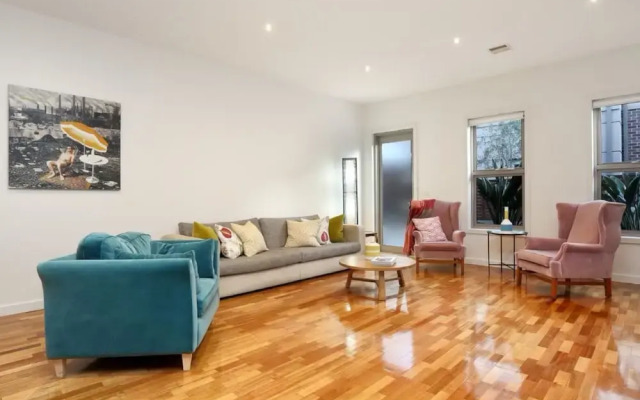 Kew Luxurious Townhouse