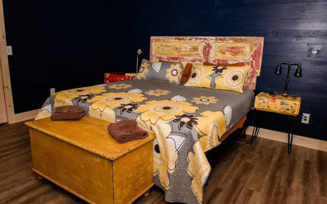 Bigfoots Retreat 2 Bedroom Chalet by RedAwning