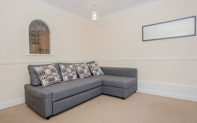 1 Bedroom Flat with Balcony Accommodates 4