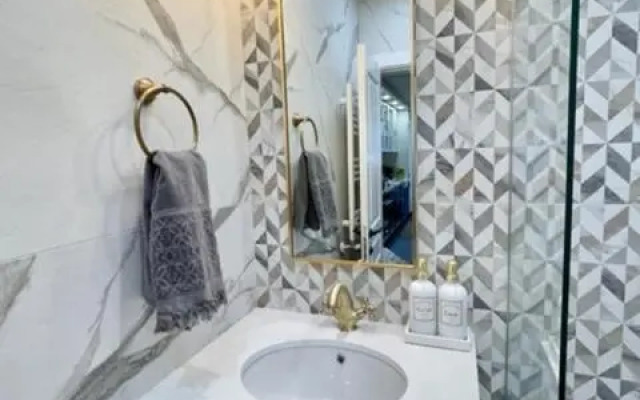 Executive 2 Bedroom Apartment + Parking