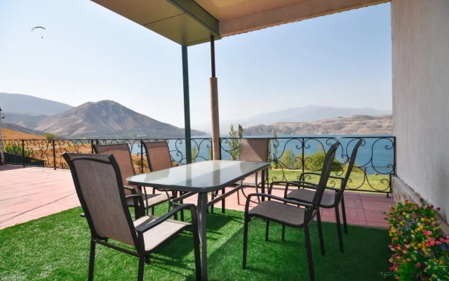 Lake House Resort hotel