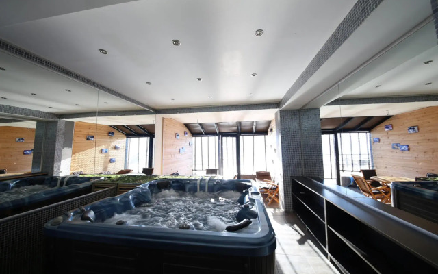 Club-2100 Hotel