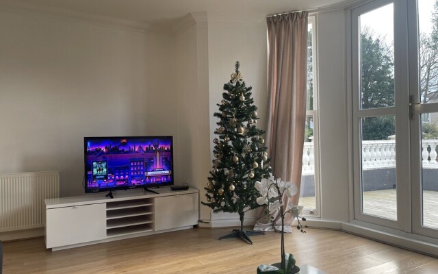 Modern 2 bed Apartment With sea Views