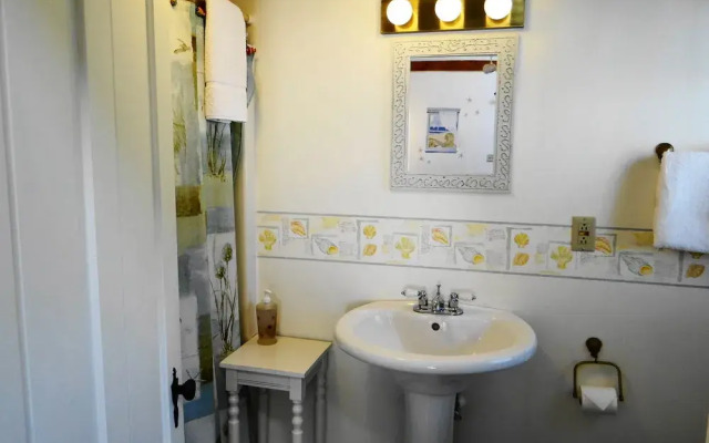 Allen Harbor Breeze Inn & Gardens