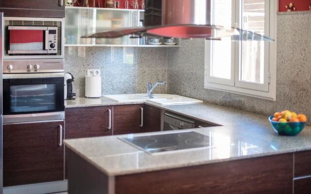 Modern House 2 Km From The Beach (R87)