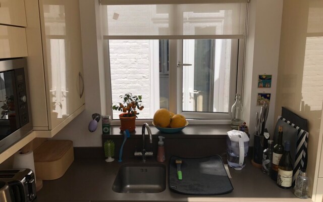 The Spacious Fitzjohn’s Road Apartment - RKC