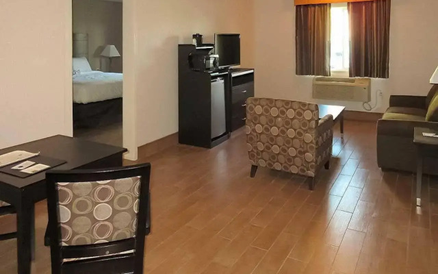 Quality Inn & Suites near Downtown Bakersfield
