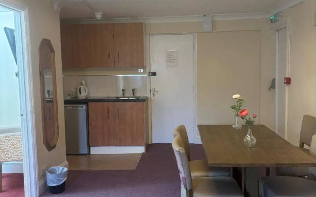 Rothwell House Hotel .