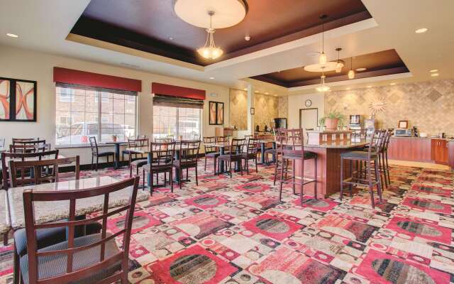 La Quinta Inn & Suites by Wyndham Denver Gateway Park