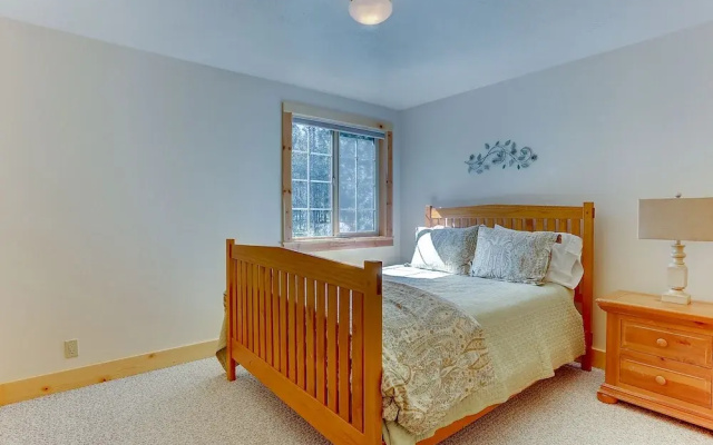 3 Mt Baker Peaceful Lodge Style Home with Private Hot Tub and BBQ on the Patio by RedAwning