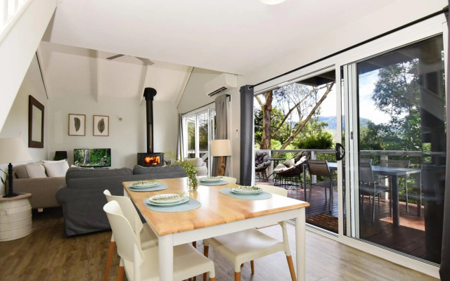 Treetops - Newly renovated, in the village!