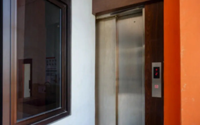 RedDoorz Plus near Ciputra Mall Simpang Lima 2