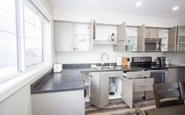 Bright Modern 4bed 2bath Townhouse With Parking