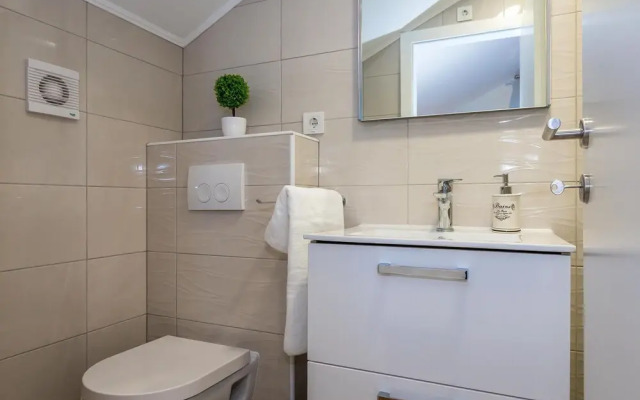 Amazing Home in Siveric with Hot Tub, Sauna & WiFi