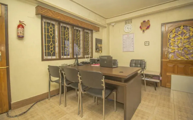 Townhouse OAK Hotel Regal Residency