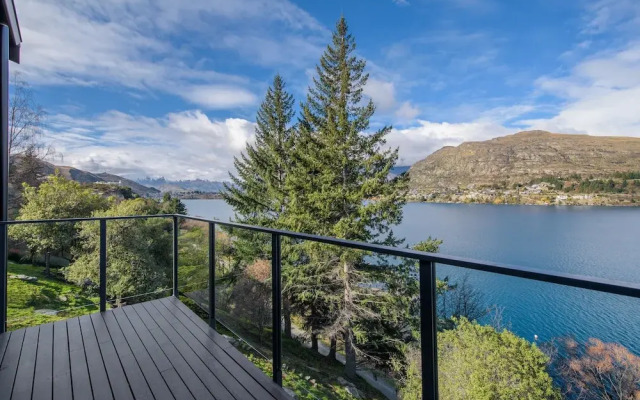 Queenstown Lakefront Dream