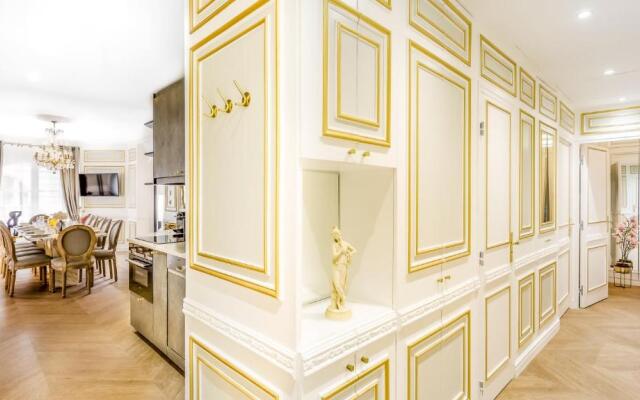 Luxury 6 Bedroom 5 bathroom Palace Apartment - Louvre View