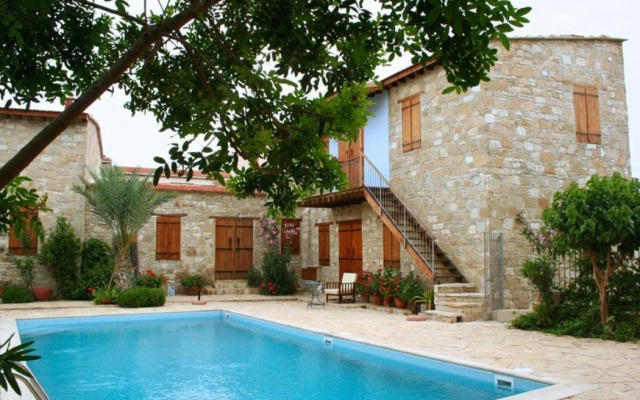 Porfyrios Country House