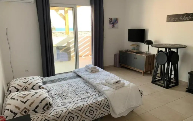 Studio les pieds dans l'eau vue sur mer