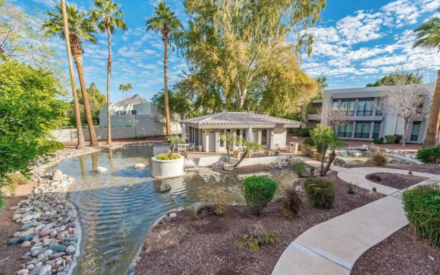 Sleek Phoenix Condo: Walk to Biltmore Fashion Park