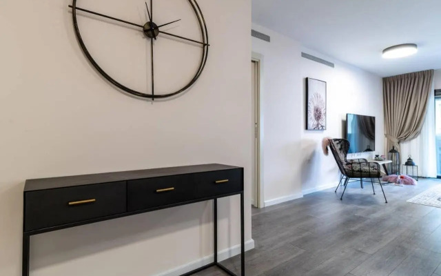 King David Residence Luxury 4 BD/Pool/Gym/Parking