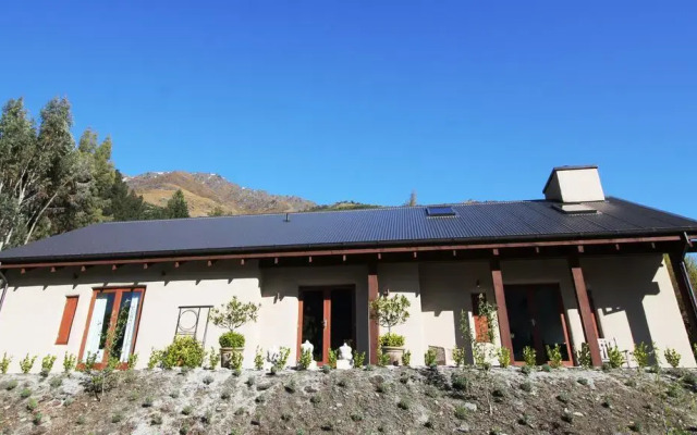 The Paddock Straw Bale Luxury Holiday House