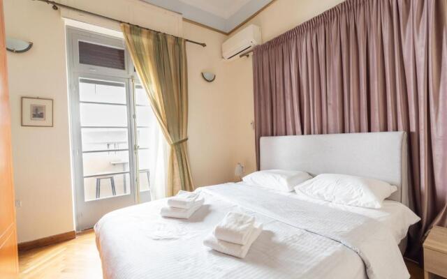 Ideal 4 bdr Apartment in Plaka for 10