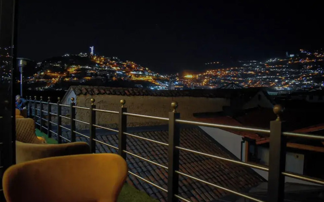 Hotel & Rooftop King Experience by David