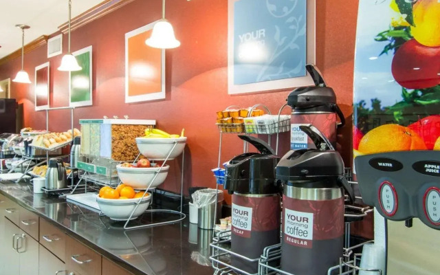 Comfort Inn & Suites Charleston Airport Convention Center