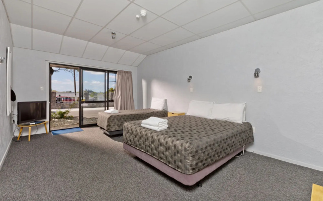 Oakwood Manor Motor Lodge