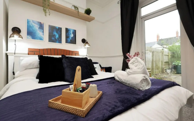 Cardiff Guesthouse & On-Street Parking