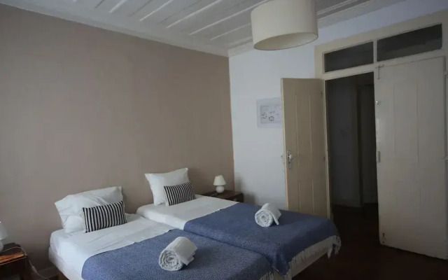 Stunning Apartment Near Chiado