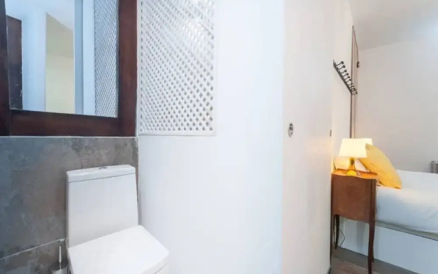 Spacious Designer Two Bed Apartment in Malasaña